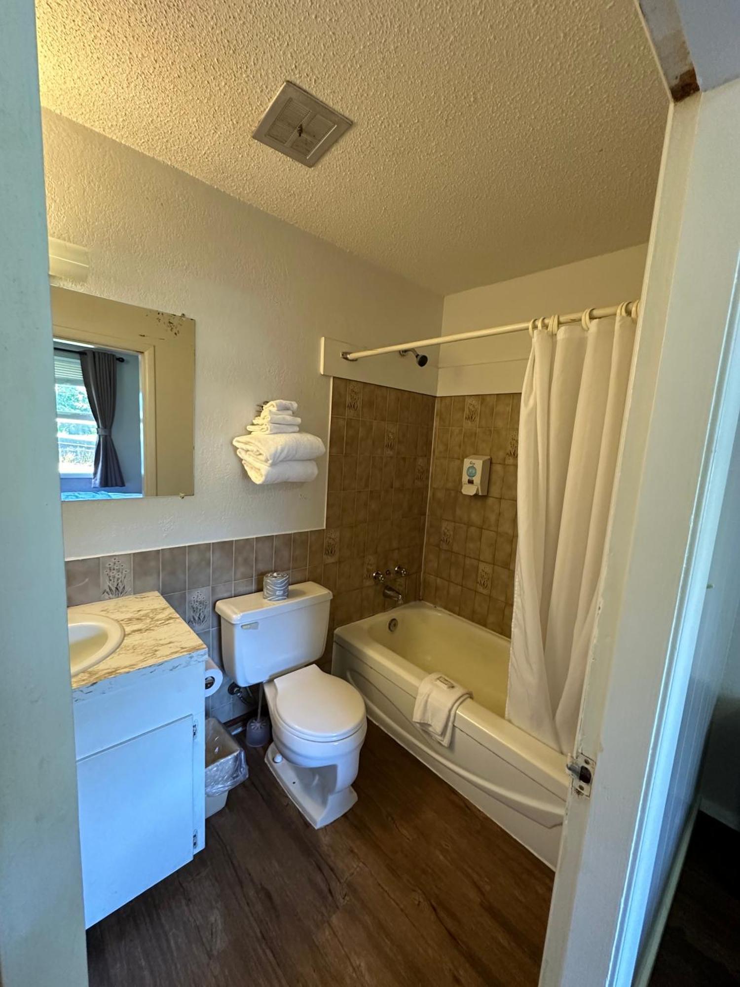 Island West Resort-Motel Ucluelet Eksteriør billede
